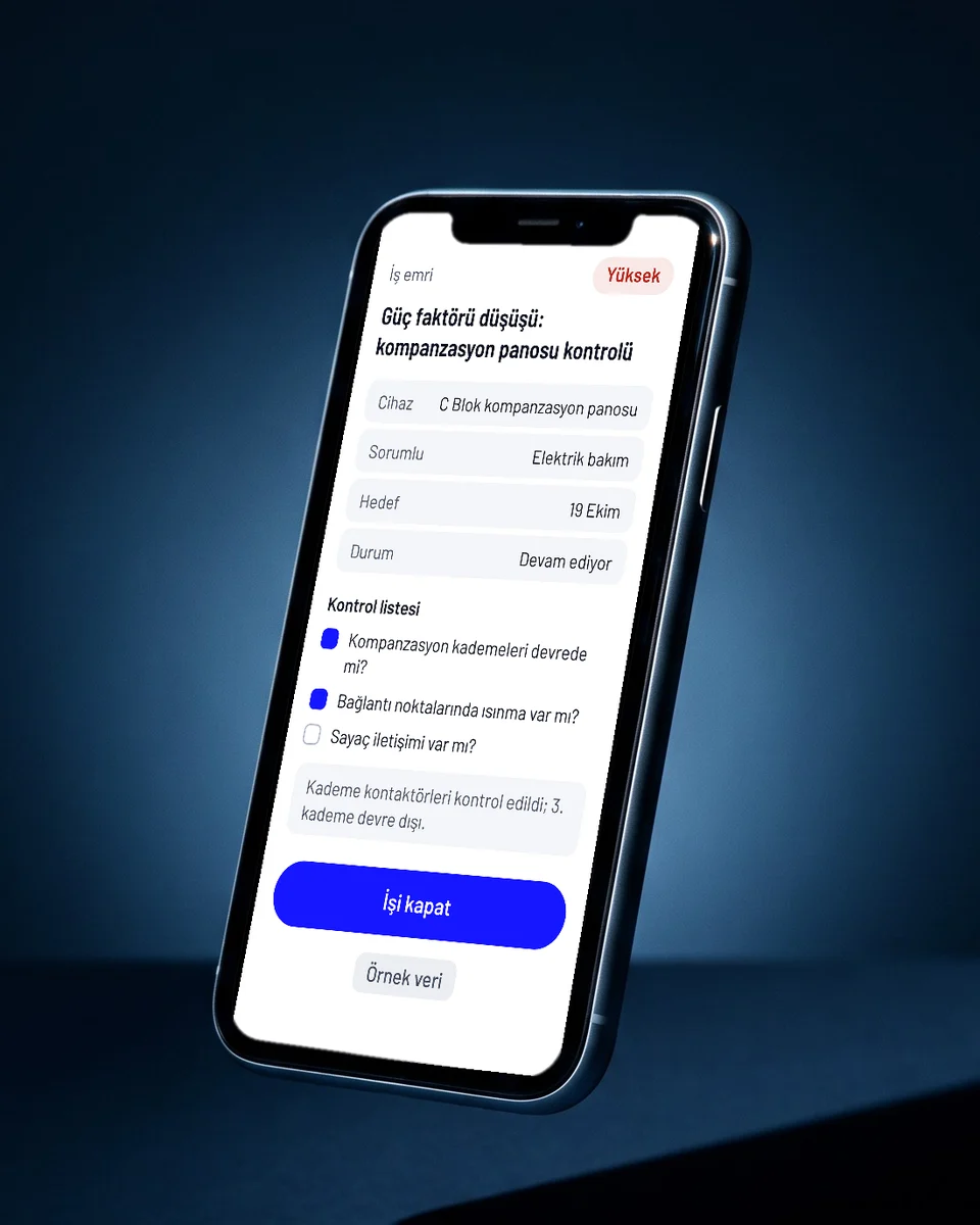 Telefonda iş emri: güç faktörü düşüşü, kompanzasyon panosu kontrolü. Yüksek öncelik, sorumlu elektrik bakım, hedef 19 Ekim, durum devam ediyor; kontrol listesinde kademe, ısınma ve sayaç iletişimi soruları ve “3. kademe devre dışı” kaydı. Örnek veri; cihaz görseli yapay zekâ ile hazırlanmıştır.